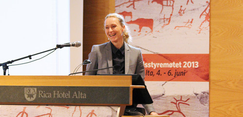 Legeforeningen er i en unik posisjon til &aring; kunne belyse, opplyse og fortelle, sier Hege Gjessing. Her tar hun imot applausen&hellip;