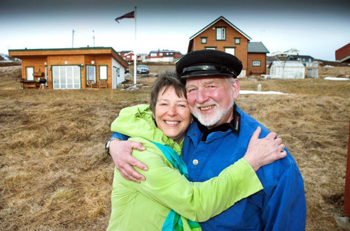 Fylkeslege Karin Straume og ektemann og eks-fylkeslege Eystein Straume stortrives i Vads&oslash;. Foto Svein Brimi, Hjemmet