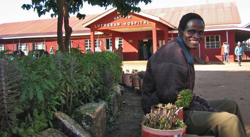 Inngangspartiet til Haydomsykehuset. I forgrunnen en innbygger fra landsbyen Haydom. Foto privat