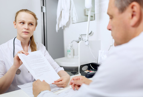 &ndash; Ikke minst vil en lege i en trygg arbeidssituasjon kunne snakke fritt ut n&aring;r han eller hun ser et forhold eller problem&hellip;