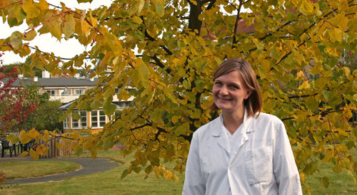 Tora Z. Stensvold i Manglerudhjemmets sansehage for personer med demens. Foto Stein Runar &Oslash;stigaard