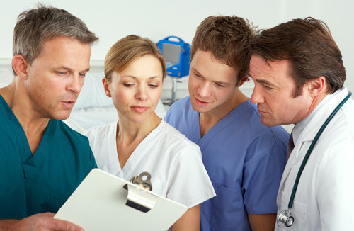 Sykehusledere med medisinsk utdanning sk&aring;rer h&oslash;yest p&aring; indikatorene for god ledelse. Illustrasjonsfoto Colourbox