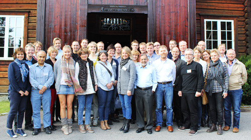 En samlet gruppe kursdeltakere foran Askeladdens hus. Foto Daniel W&aelig;rnes