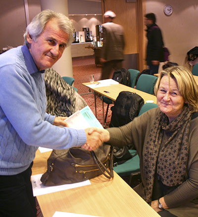 Rolf Kirschner gratulerer Cecilie Ris&oslash;e som ny FaMe-leder. Foto Daniel W&aelig;rnes