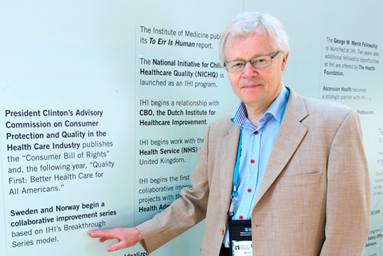 Fagdirekt&oslash;r Bjarne Riis Str&oslash;m i Legeforeningen foran den store plakaten som omhandler Norge. Foto Jon Helle