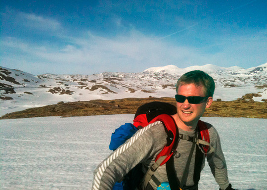 Kommuneoverlege Jonas C. Jeppesen behandler mange skiskader i vintersesongen. Foto privat