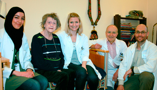 Beboer Louise St&oslash;ren setter stor pris p&aring; at studentene Nisrein Agharbi og Marianne Evenstuen og sykehjemslegene Stephan Ore &hellip;