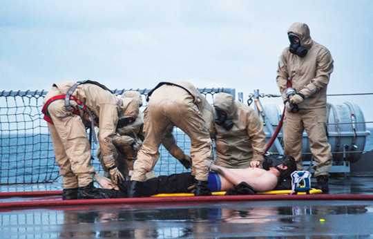 Medical service exercise in searching and cleaning up contaminated personnel. Photo: The Norwegian Armed Forces