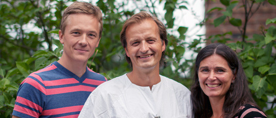 F&oslash;rstefatterne Magnus L&oslash;berg (t.v.) og Mette Kalager (t.h.) og sisteforfatter Michael Bretthauer. Foto: Dagrun K. Gj&oslash;stein