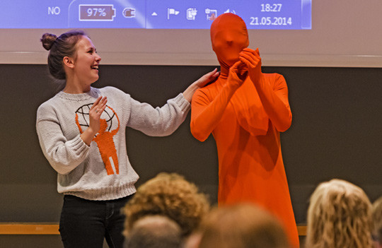 MedHum leder Vilde Skylstad stilte med egen maskot. Foto Thomas Barstad Eckhoff