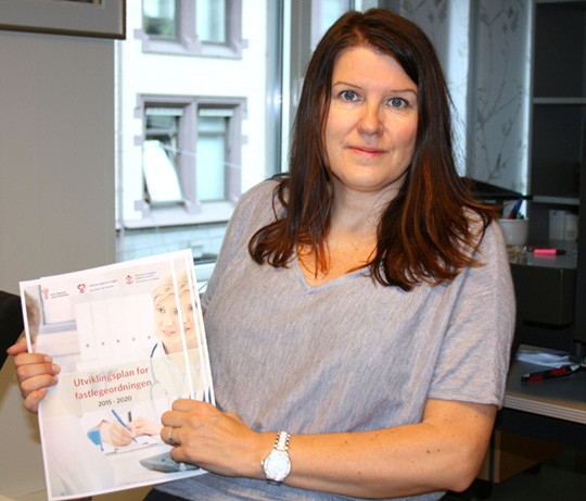 Kari Sollien viser stolt frem &laquo;Utviklingsplan for fastlegeordningen 2015 &ndash; 2020&raquo;. Planen er grunndokumentet for&hellip;