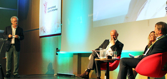 Ordstyrer Finn Langeland f&aring;r i gang diskusjonen med Stein Lier-Hansen (Norsk Industri), Karita Bekkemellem &hellip;