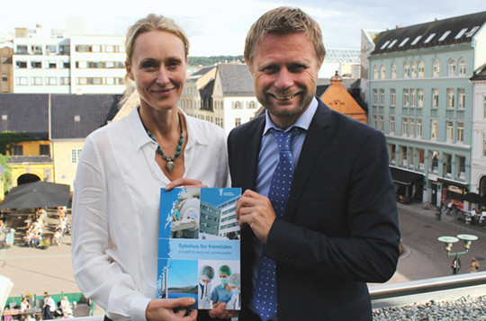 Hege Gjessing og Bent H&oslash;ie med statusrapporten. Foto Daniel W&aelig;rnes