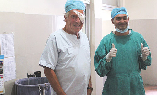 Mons Lie newly operated together with a satisfied surgeon. (Photo Svein Lie)