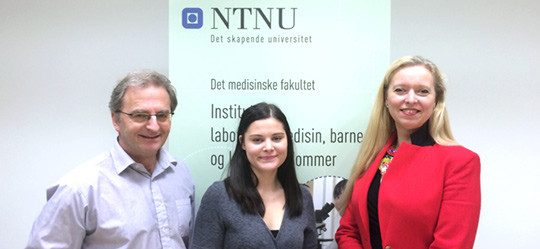 F&oslash;rsteforfatter og medisinstudent Synne Aanes (i midten) sammen med sine veiledere Jon Skranes og Gro C. L&oslash;haugen. Foto:&hellip;