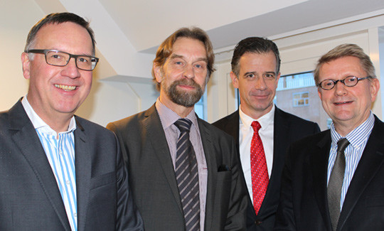 Administrerende direkt&oslash;r i Econa Tom Bolstad t.v. og leder i Akademikernes Bank- og forsikringsutvalg Otto Kristiansen med&hellip;