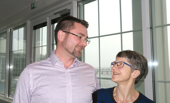 Munter stemning mellom p&aring;troppende og avtroppende leder av &Oslash;stfold legeforening, Jens Lind-Larsen og Kristin Karstad. Foto&hellip;