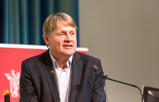 Jon Helle innledet til debatt om akuttberedskapen i sykehus. Foto: Thomas Barstad Eckhoff