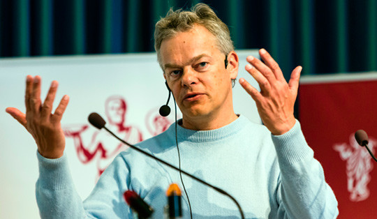 Moser forklarer hvordan hjernen lager et kart av omgivelsene v&aring;re slik at vi er i stand til &aring; navigere oss fra et sted til&hellip;