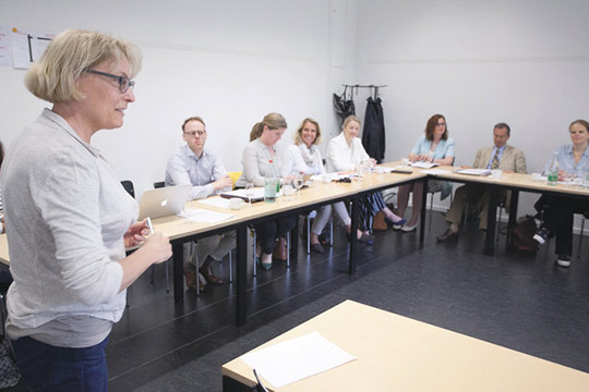 Sissel Guttormsen informerer om den sveitsiske modellen. I bakgrunnen skimtes Even Holth Rustad, Marit Halonen Christiansen&hellip;