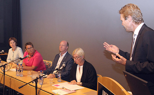 Kjersti Toppe (Sp), Olaug Bollestad (KrF), Ketil Kjenseth (V) og statssekret&aelig;r i Helse- og omsorgsdepartementet Lisbeth&hellip;