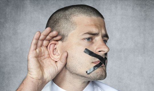 TAUSE: Leger synes det er vanskelig &aring; si fra om u&oslash;nskede forhold p&aring; arbeidsplassen. Illustrasjonsfoto: Scanpix