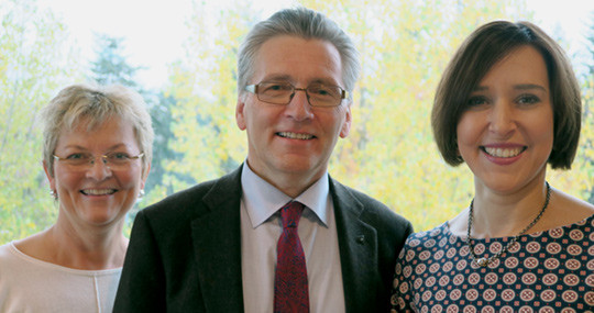 BLIDE JUBILANTER. Fra v. Marit Saunes og Petter Gjersvik, henholdsvis nestleder og leder i foreningen og Katarina Zak&hellip;