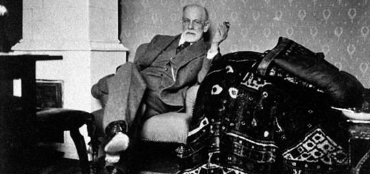 Sigmund Freud ved siden av sin ber&oslash;mte divan (1932). Foto: AP Photo/Sigmund Freud Museum
