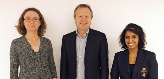 Artikkelens sisteforfatter professor Torbj&oslash;rn Omland mellom artikkelens f&oslash;rsteforfattere, til venstre Siri Lagethon Heck og&hellip;