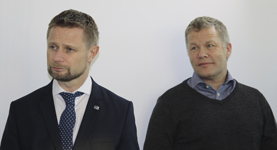 FRA LANSERINGEN: Bent H&oslash;ie og Petter Brelin under lanseringen av handlingsplanen. Foto Lise B. Johannessen