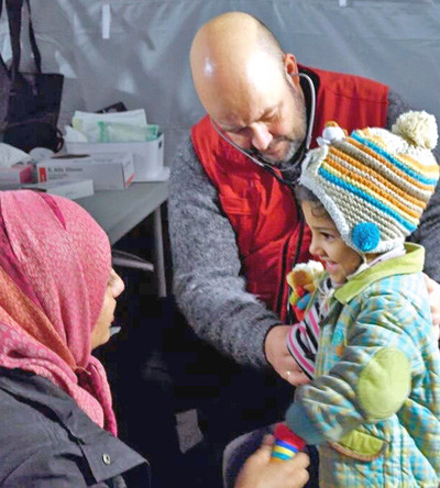 UNG PASIENT: Frode Oosterling unders&oslash;ker en av de yngste pasientene. Foto: Caroline Haga fra det interasjonale R&oslash;de Kors&hellip;