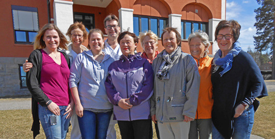 Lars Tveiten sammen med noen av barnepleierne som samlet data i studien. Fra venstre: Hanne S&oslash;nsteby, Anne Marie Stenberg,&hellip;