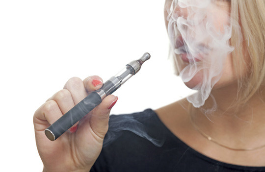 R&Oslash;YKESLUTT: Det er fremdeles lite kunnskap om effekten av &aring; bruke e-sigaretter. Illustrasjonsfoto: Colourbox