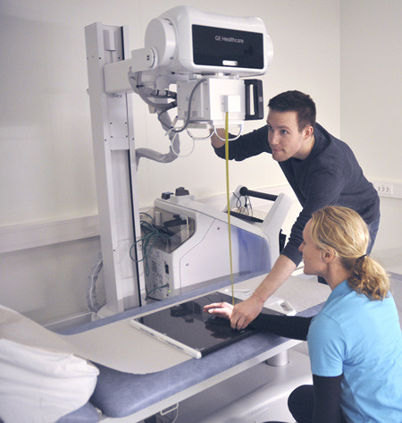 NYTT UTSTYR: Hege og turnuslege Jan Stavenes tester r&oslash;ntgenapparatet. Foto: privat