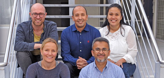 &Oslash;verst fra venstre Roar Fj&aelig;r, El Hassan Hamdani og Marivi Nabong Moen. Nederst fra venstre Kaja Kristine Selmer og Farrukh&hellip;