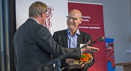 GLAD PRISVINNER: Odd Jarl Kvamme mottar pris og blomster av visepresident Jon Helle. Foto: Thomas Barstad Eckhoff