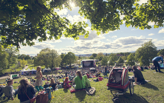 FESTIVALSTEMNING: Festivalmedisinerne bytter sykehus eller klinikk med gr&oslash;nne sletter fylt av festglade mennesker. Foto:&hellip;