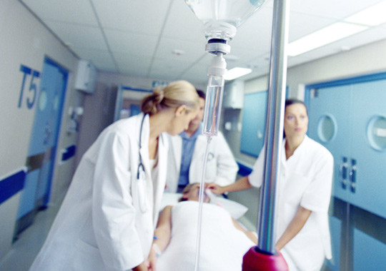 HEKTISK ARBEIDSDAG: Mange leger opplever h&oslash;y arbeidsintensitet p&aring; vakt. Illustrasjonsfoto: Colourbox