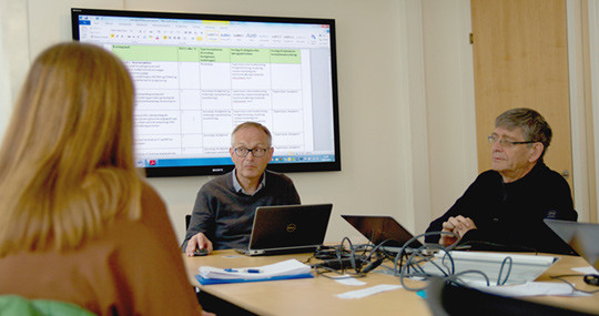 LAGER L&AElig;RINGSM&Aring;L: Medlemmene i spesialitetskomiteen i hjertesykdommer diskuterer nye l&aelig;ringsm&aring;l. Komit&eacute;leder Svein Rotevatn&hellip;