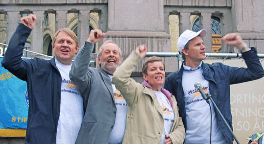 VI GIR OSS ALDRI: Jon Helle (leder i Overlegeforeningen), Rune Fr&oslash;yland (forhandlingsleder i Akademikerne helse), Marit&hellip;