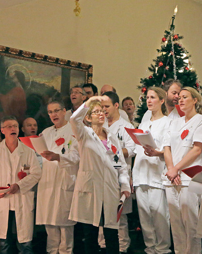 SYNGER JULEN INN: Julia Chelsom (t.v) dirigerer Kor Insuff sin &aring;rlige julekonsert. Foto: Haraldsplass Diakonale Sykehus