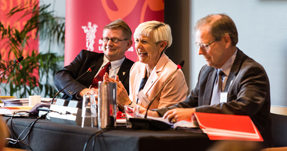 FRA DIRIGENTBORDET: Ogs&aring; i &aring;r vil Bj&oslash;rn Martin Aasen og Anne Mathilde Hanstad med alvor og humor lose delegatene gjennom&hellip;