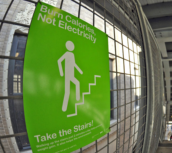 Sm&aring; p&aring;minnelser om alternative valg i hverdagen kan betraktes som en vennlig dulting i helsefremmende retning. Foto: Ludovic&hellip;