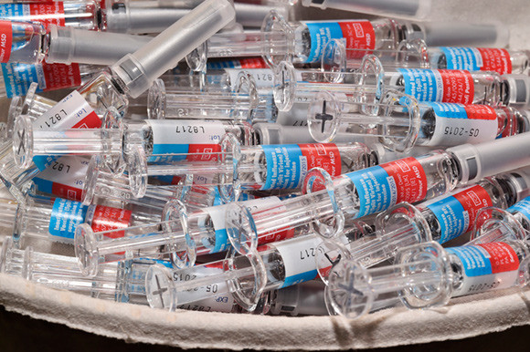 Ferdigfylte spr&oslash;yter og hetteglass som inneholder sesonginfluensavaksiner for 2014&thinsp;&ndash;&thinsp;15. Foto: Science Photo Library