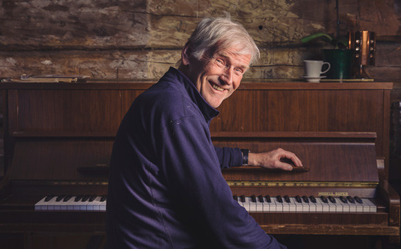 Pensjonert urolog B&oslash;rge Ytterstad er Norges eneste professor i skadeforebygging. Han bruker flere timer hver dag ved pianoet&hellip;