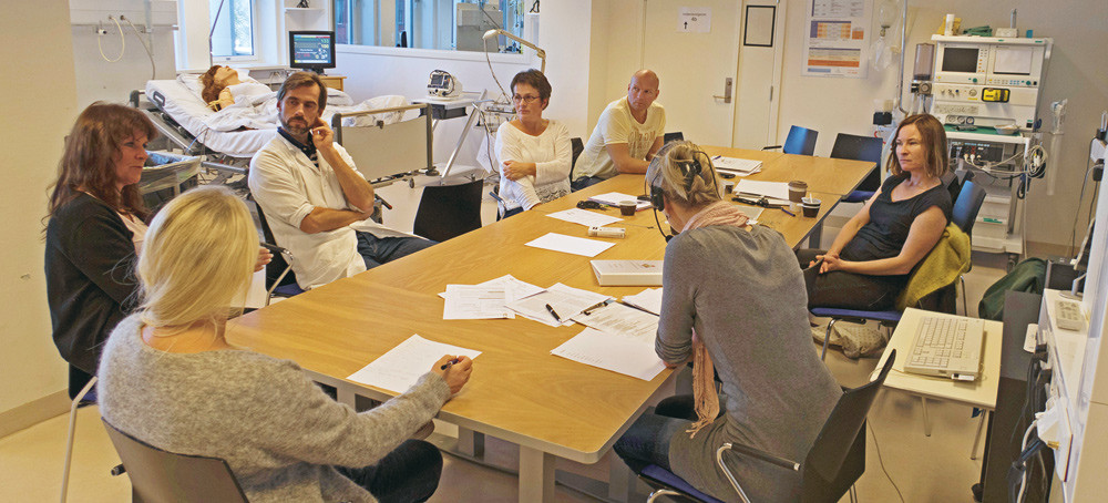 DEBRIEFING: Etter &aring; ha sett gjennom videopptaket sitter teamet sammen, diskuterer og sp&oslash;r seg: Hva var bra? Hva kan vi gj&oslash;re&hellip;