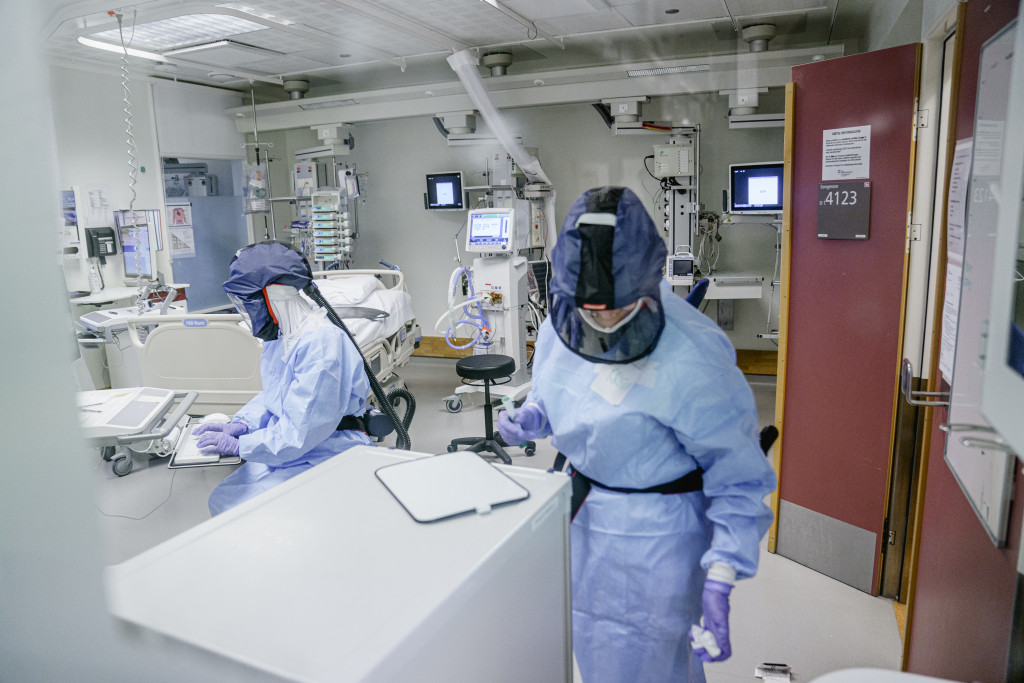 Koronapasienter f&aring;r behandling p&aring; intensiven p&aring; Rikshospitalet i Oslo i januar 2022. Foto: Stian Lysberg Solum / NTB