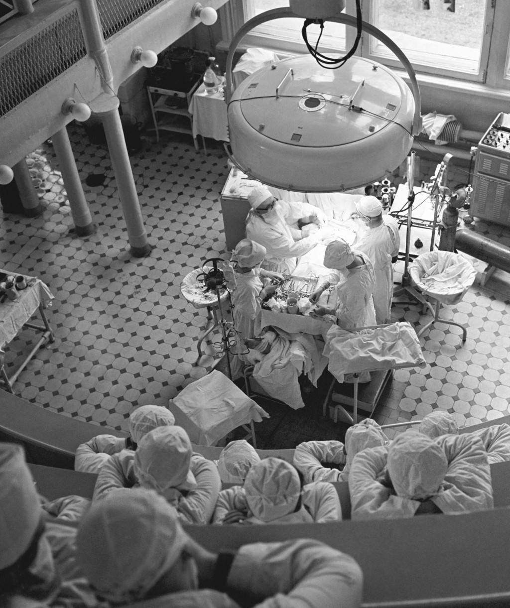 Kirurgisk undervisning ved professor Boris Petrovskij (1908-2004) i Moskva i 1961. Foto: Science Photo Library