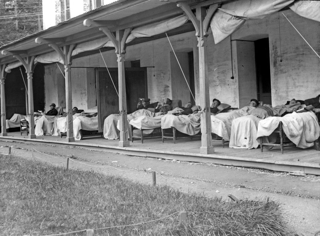 Lyster Sanatorium (Harast&oslash;len) for tuberkulosepasienter i indre Sogn ble &aring;pnet i 1902. Opprinnelig var det 96 sengeplasser&hellip;