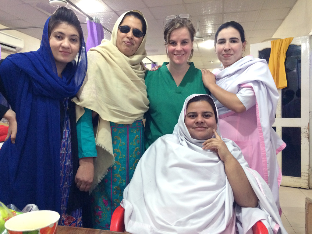 SAVNER KOLLEGAENE: &ndash; Mange av de lokalt ansatte fikk et h&oslash;yt volum av pasienter og ble helt r&aring;, sier Tilde. Her er hun med&hellip;